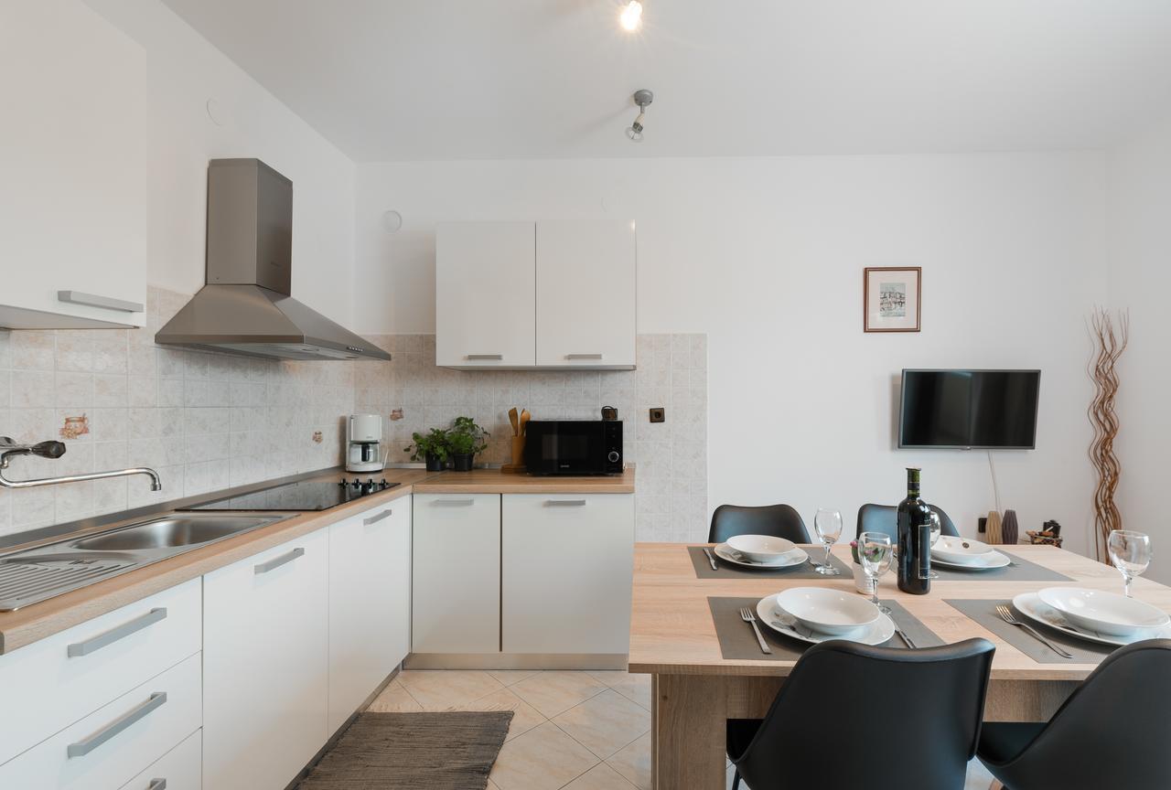 Apartments Karlo & Ivona ラビン エクステリア 写真