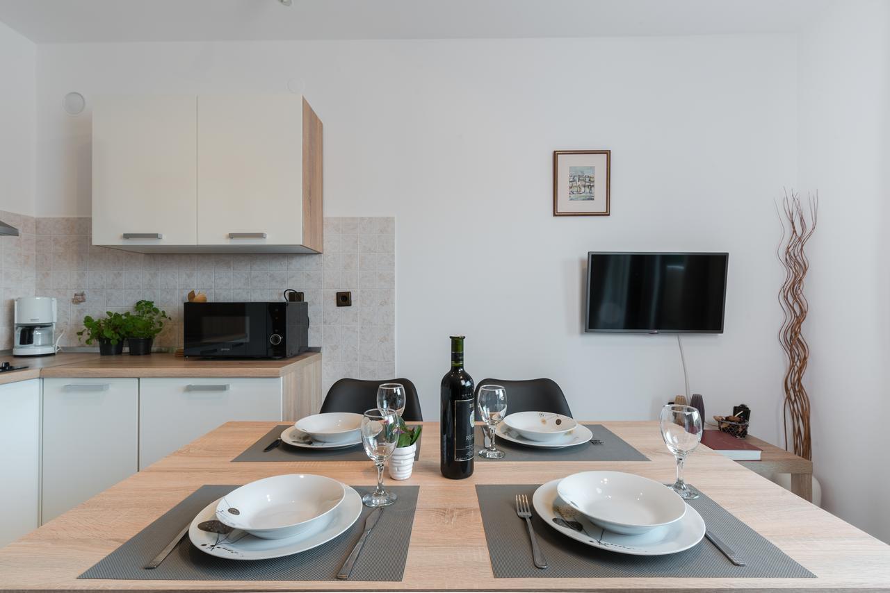 Apartments Karlo & Ivona ラビン エクステリア 写真